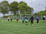 Laatste training S.K.N.W.K. JO7-1 (partijtje tegen de ouders) van maandag 27 mei 2024 (16/180)